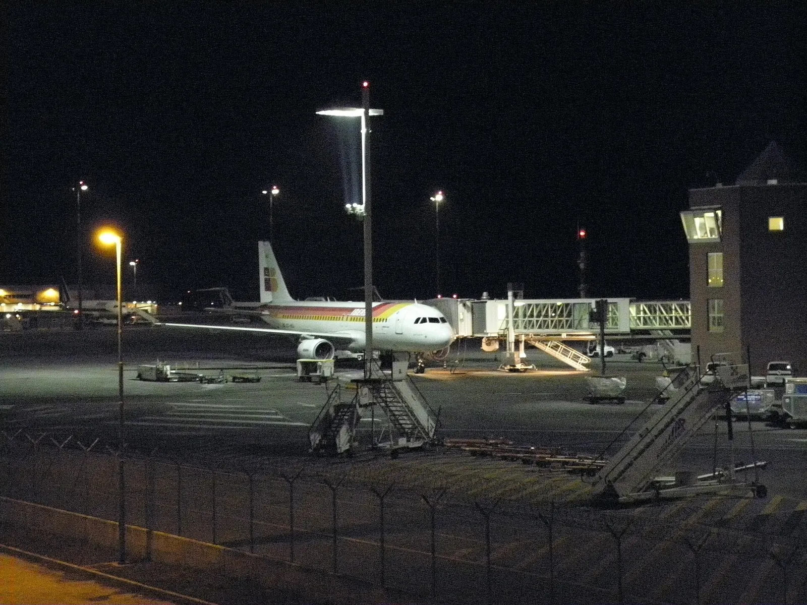 Ein Verkehrsflugzeug auf dem Rollfeld (Symbolbild)