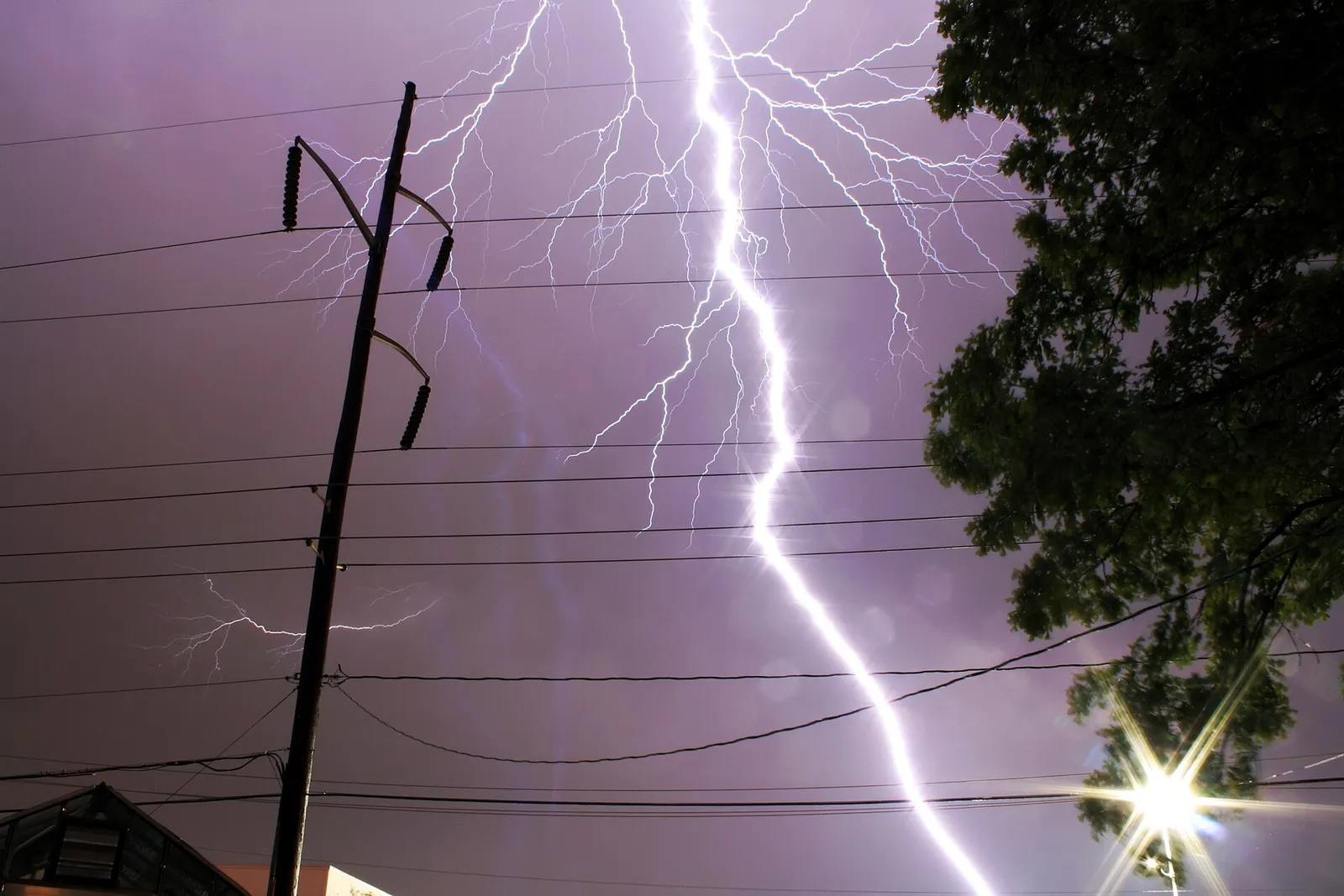 Ein Blitz bei einem Gewitter (Symbolbild)