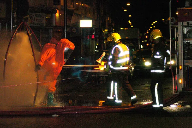 Einsatzkräfte bei der Dekontamination nach einem Gefahrstoff-Einsatz (Symbolbild)