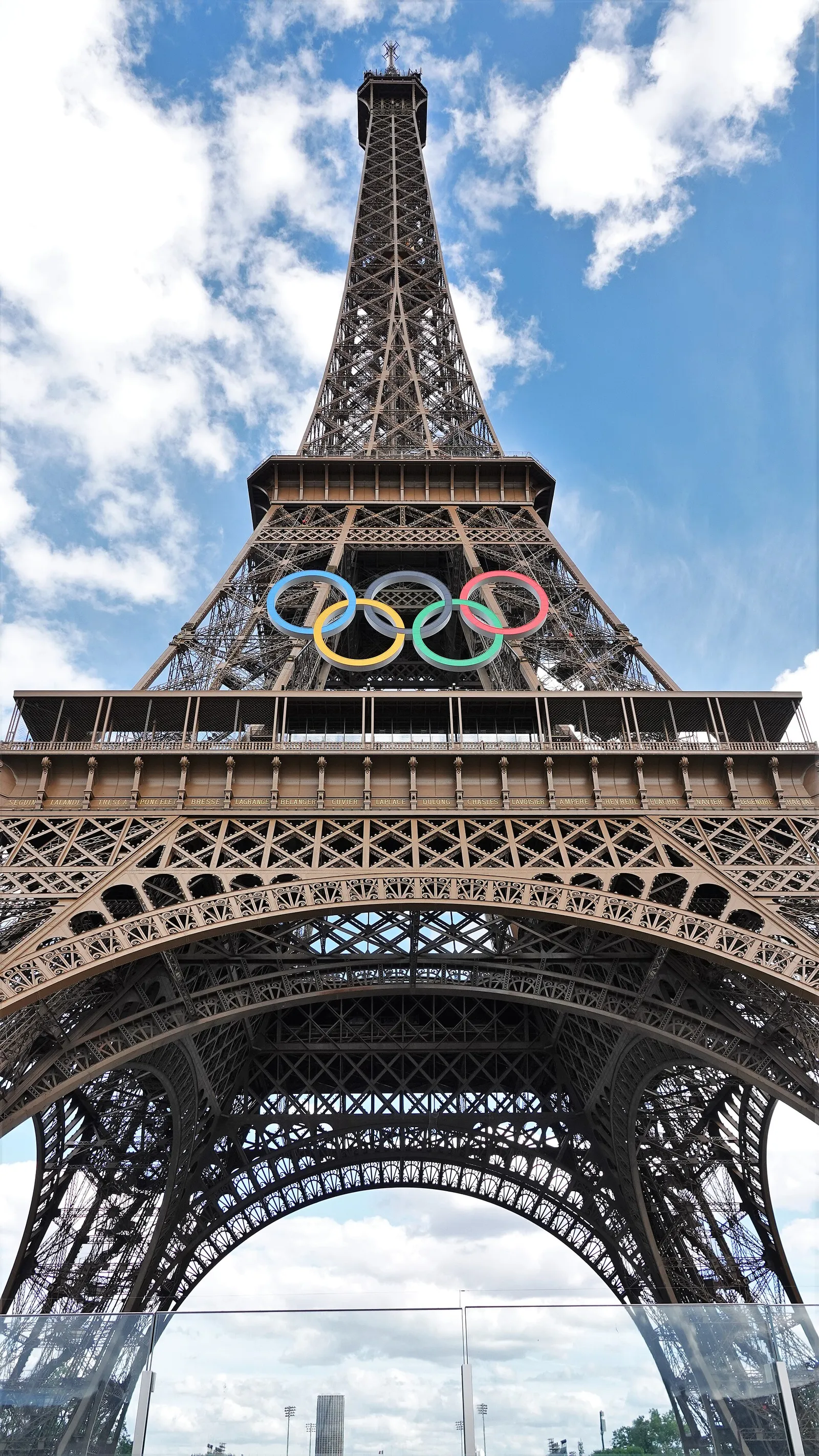 Der Eiffelturm in Paris bei sommerlichem Wetter