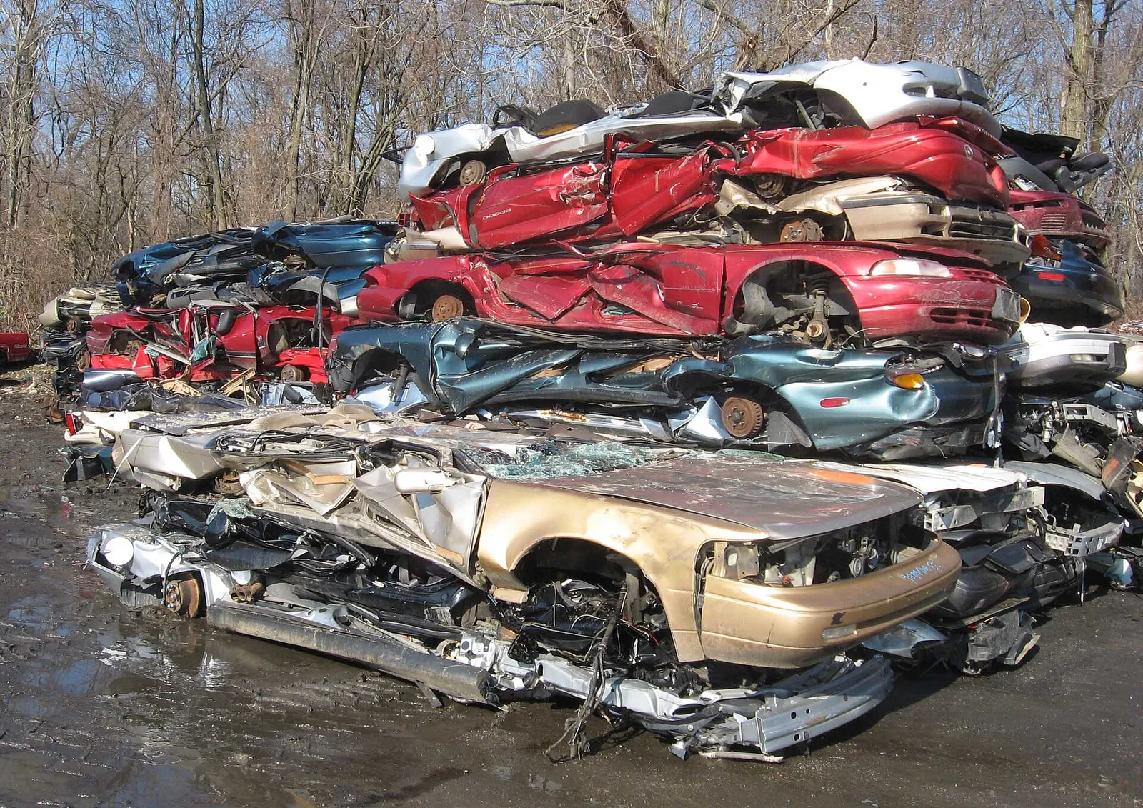 Ein Autofriedhof mit ausgedienten Fahrzeugen