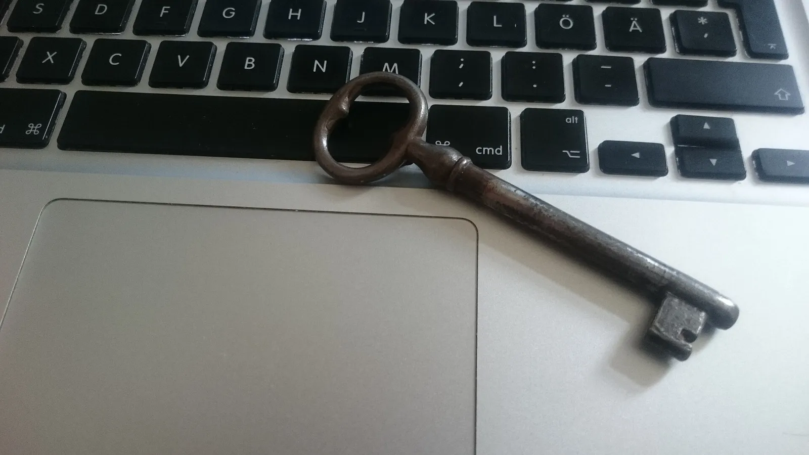 Ein Schlüssel auf einer Laptop-Tastatur (Symbolbild Datenschutz)