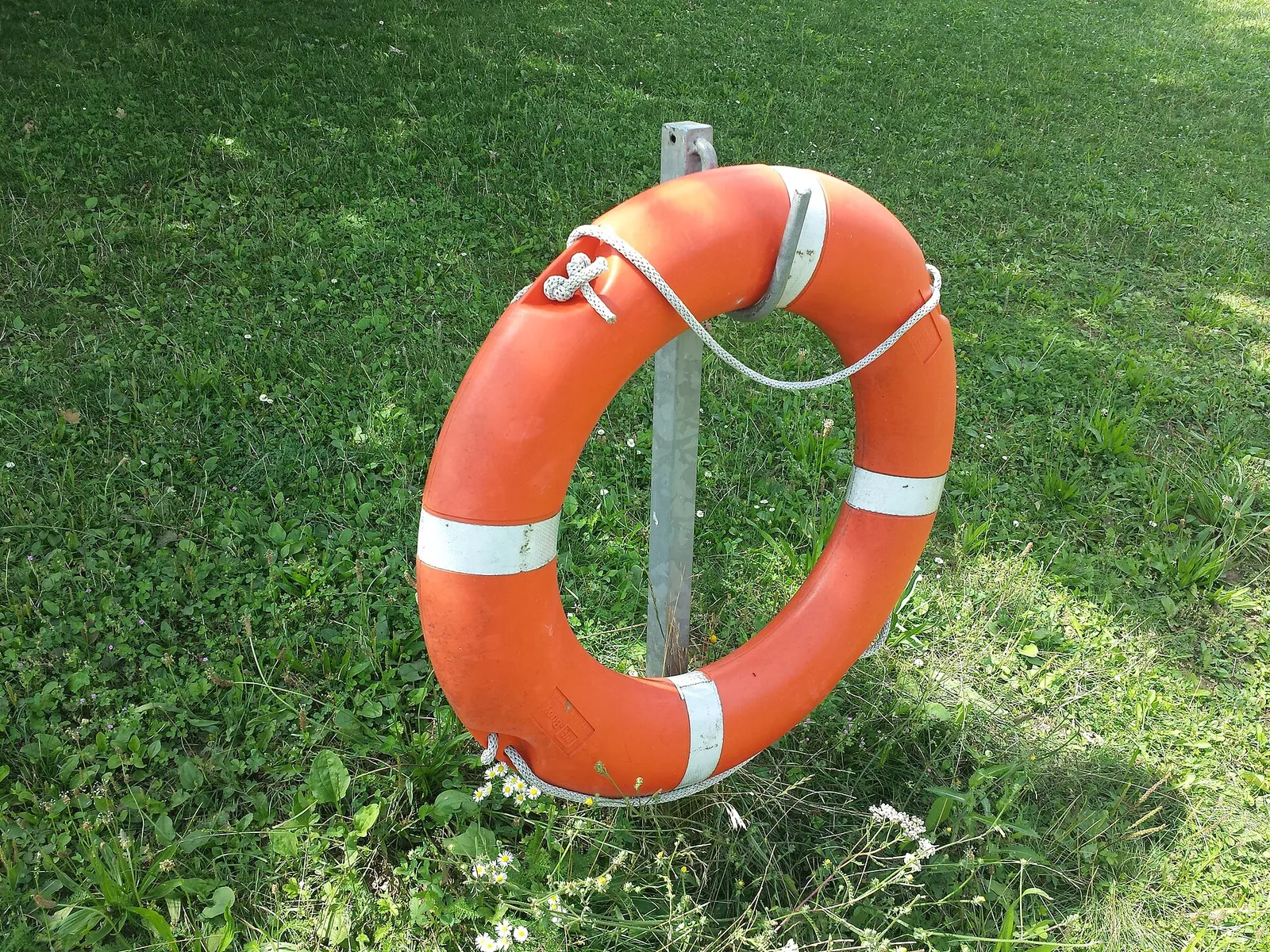 Ein Rettungsring an einem Badesee (Symbolbild)