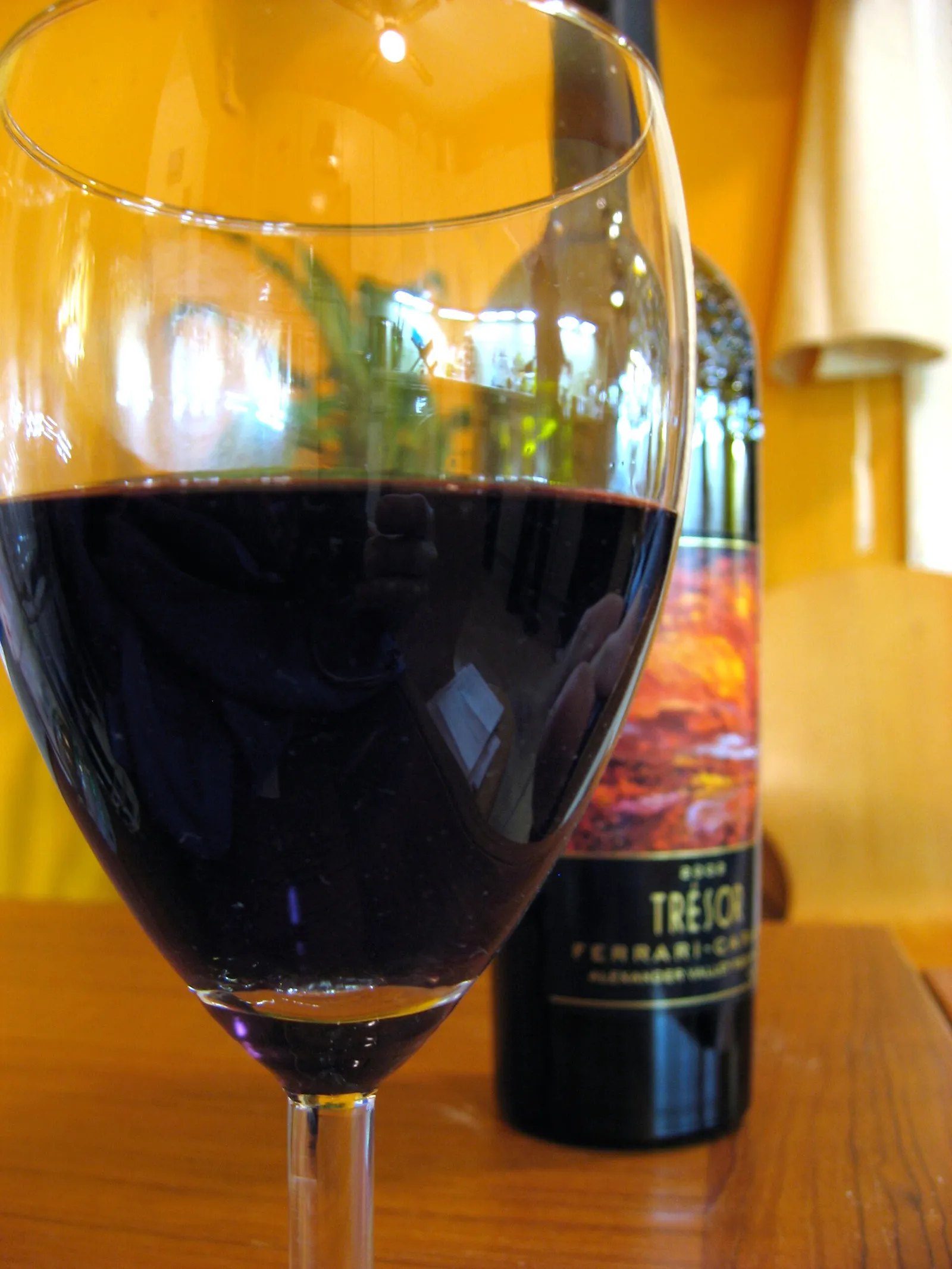 Eine Flasche und ein Glas Rotwein (Symbolbild)
