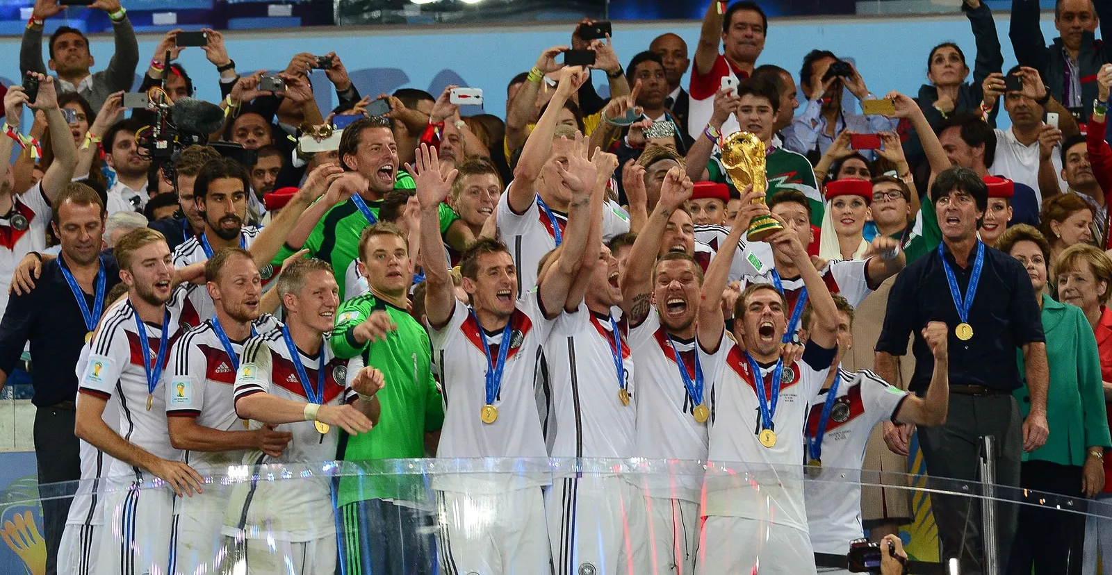 Philipp Lahm stemmt 2014 den WM-Pokal (Archivbild)