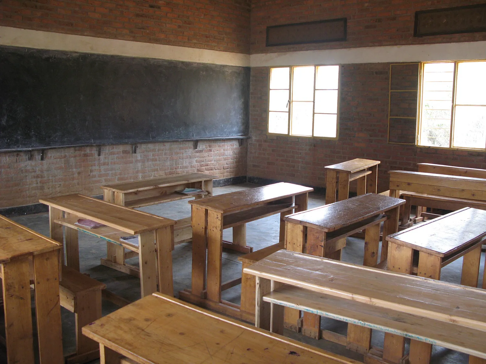 Ein leeres Klassenzimmer mit Tischen und Stühlen