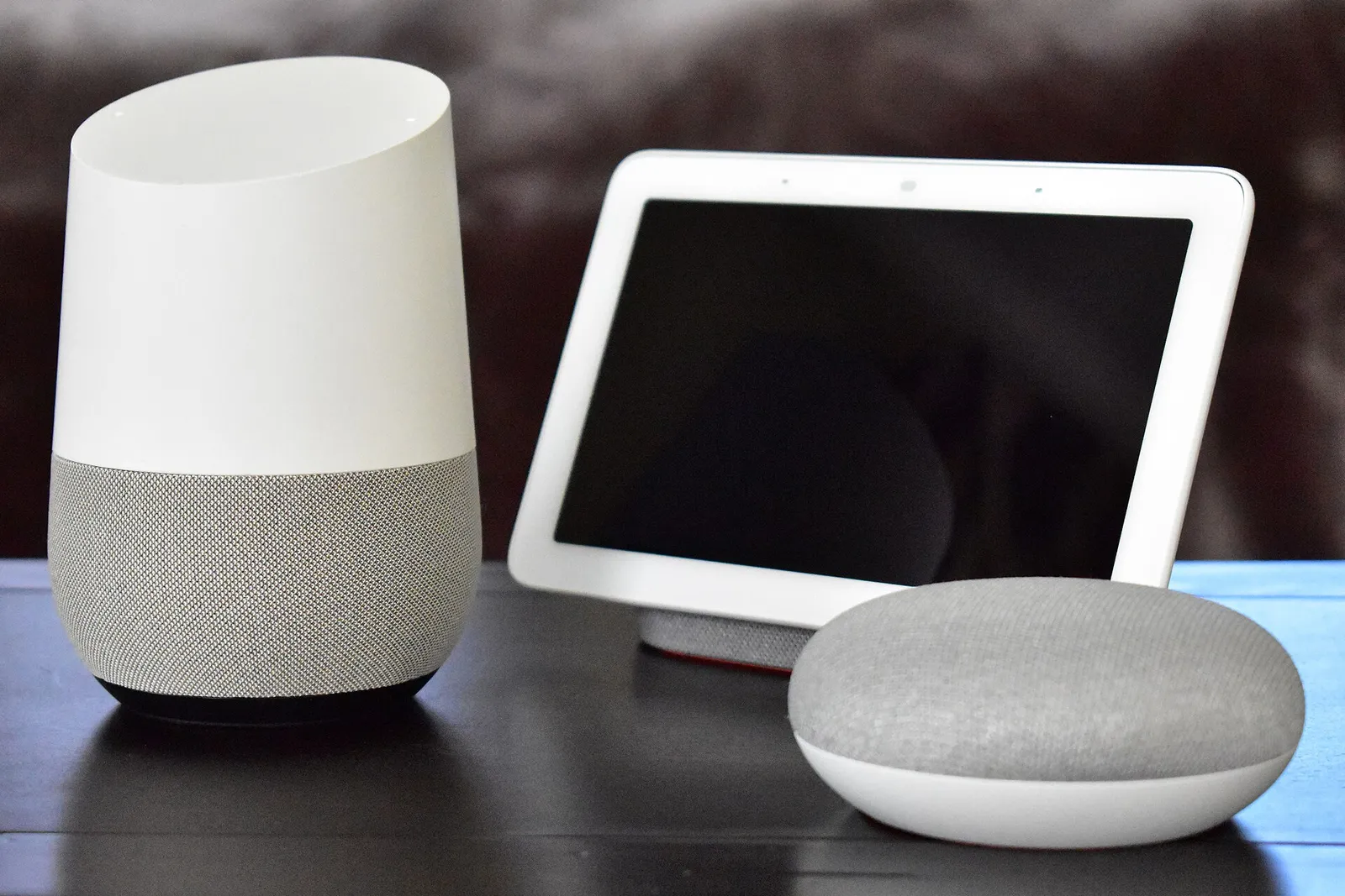 Google-Nest-Smart-Speaker auf einem Tisch