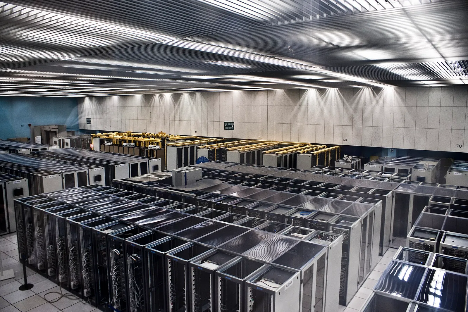 Serverschränke in einem Rechenzentrum