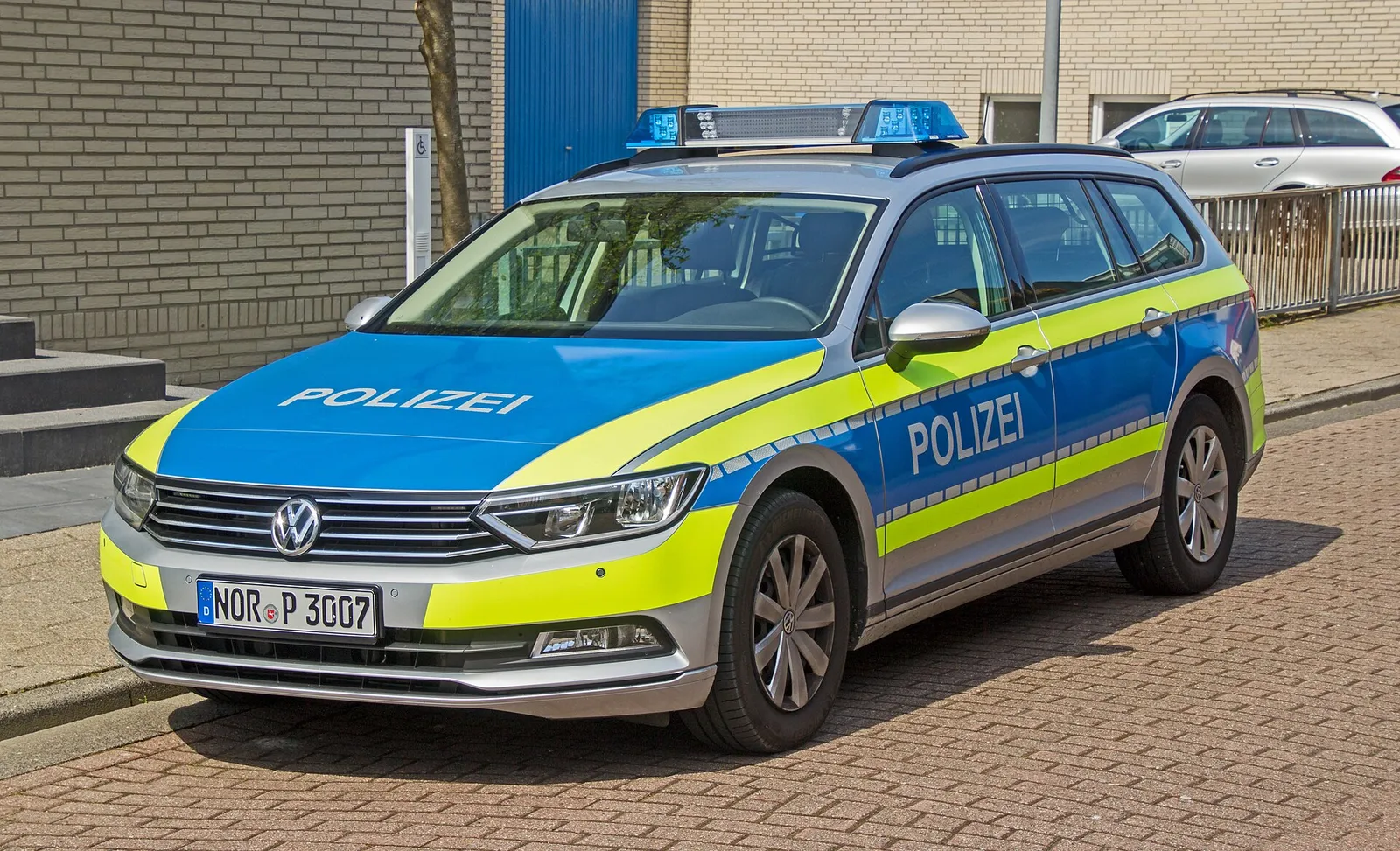Ein Streifenwagen der deutschen Polizei (Symbolbild)