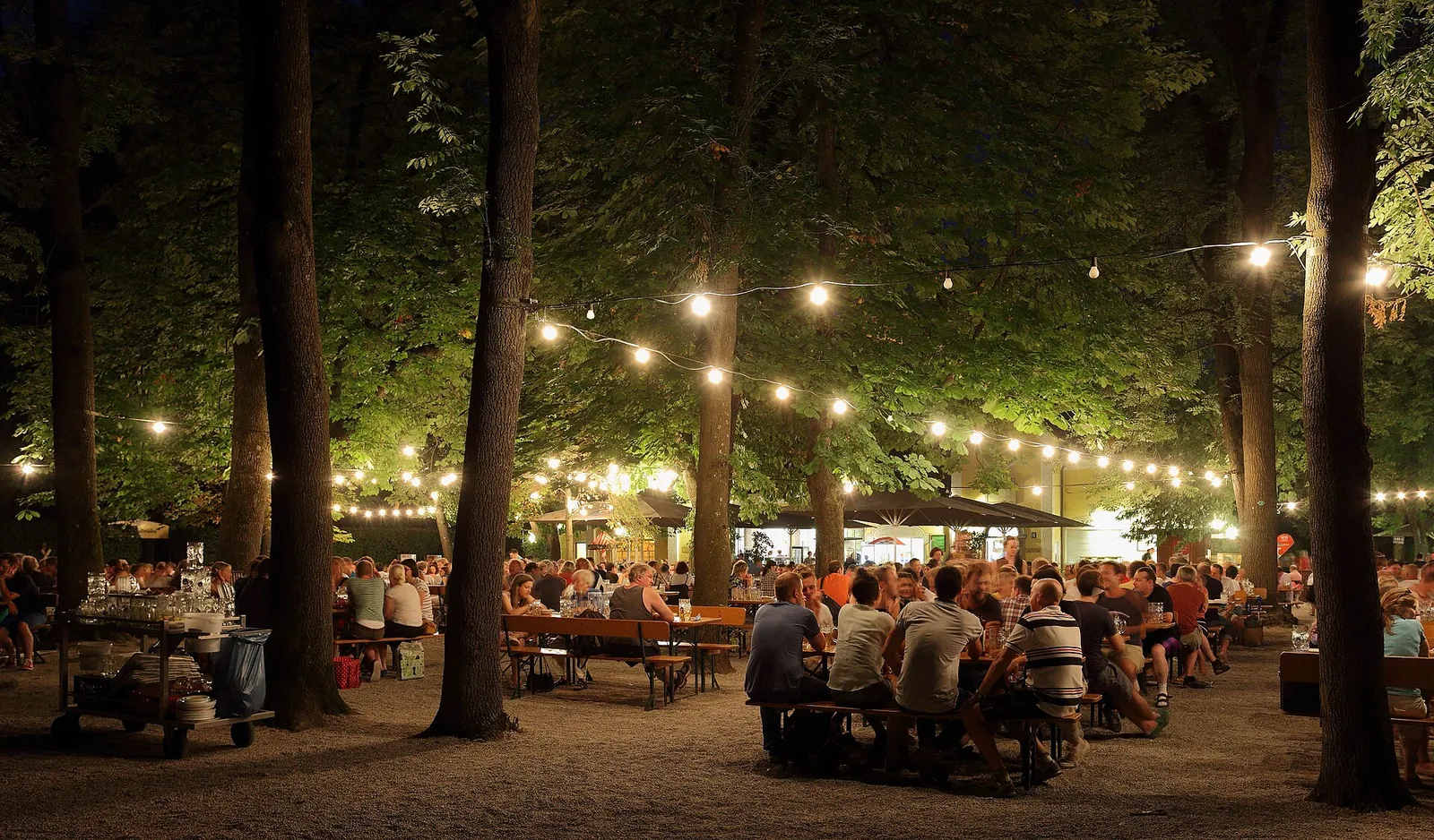 Ein Biergarten am Abend