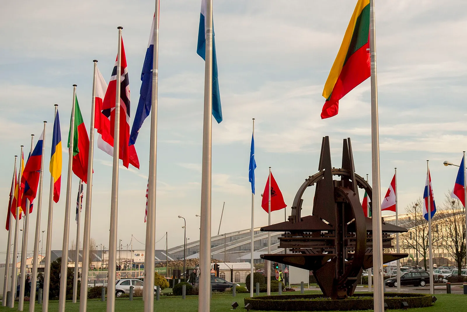 Flaggen der NATO-Mitgliedstaaten vor dem Hauptquartier in Brüssel
