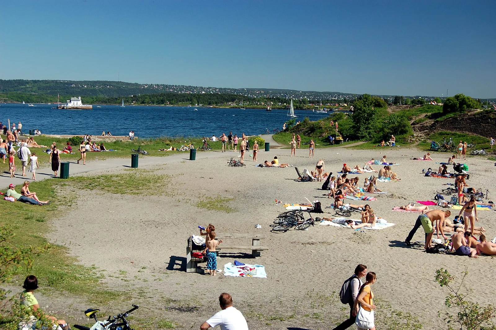 Menschen an einem sommerlichen Strand (Symbolbild)