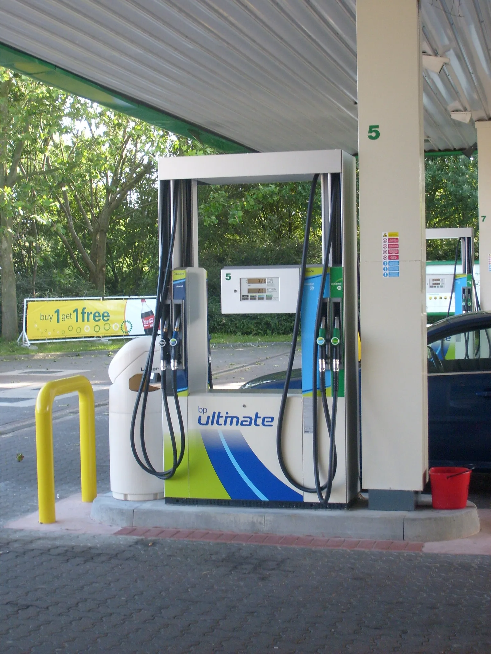 Eine Zapfsäule an einer Tankstelle