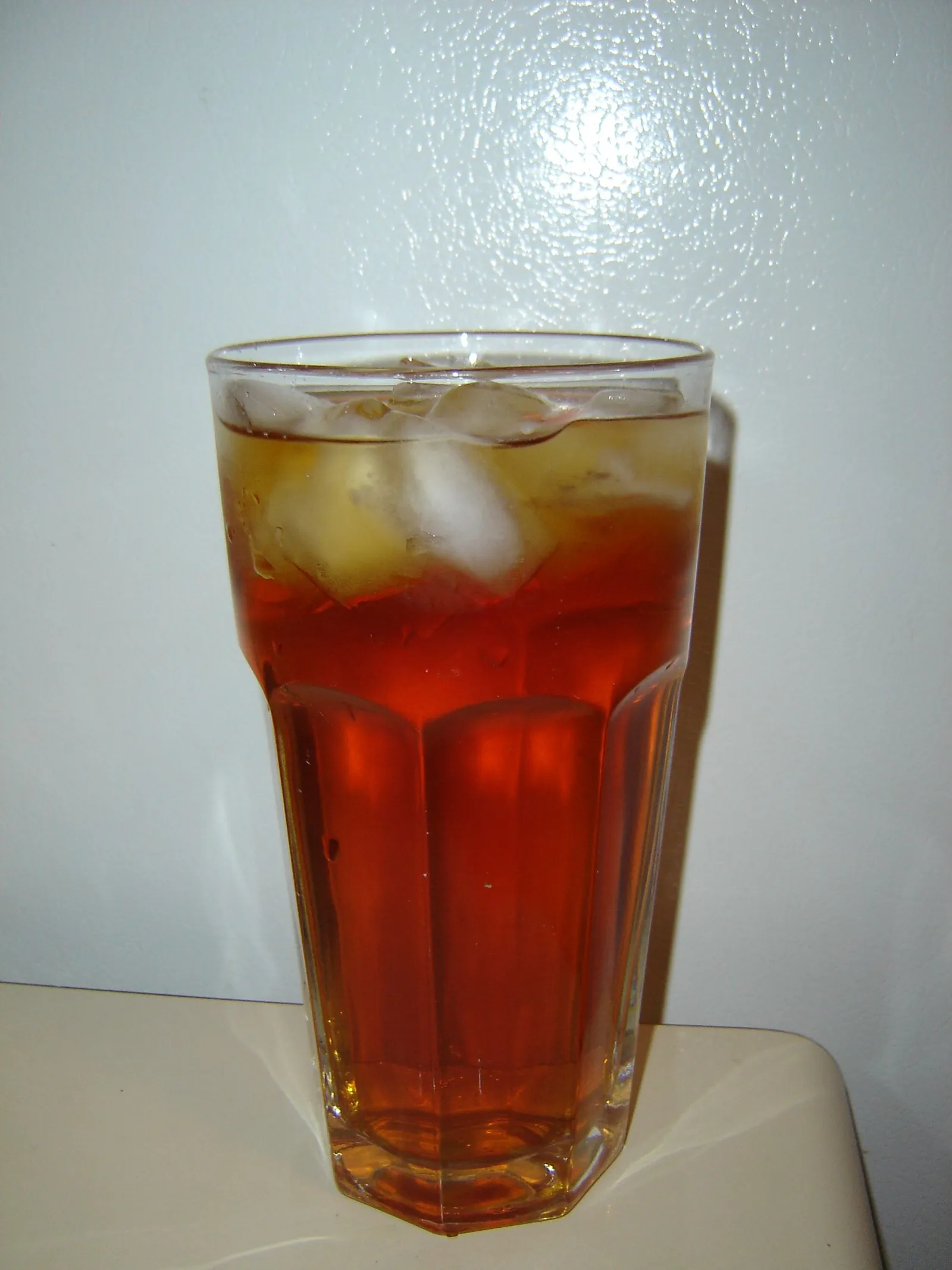 Ein Glas mit Eis (Symbolbild)